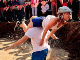 Wife carrying – A sport beyond the tradition MV5BOTdjYzFjOTUtMDA4YS00ODZjLWE5MTQtNTRhNzVmZTk5NWZmXkEyXkFqcGdeQXVyMzEzNDY5OQ@@. V1