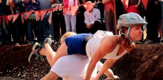 Wife carrying – A sport beyond the tradition MV5BOTdjYzFjOTUtMDA4YS00ODZjLWE5MTQtNTRhNzVmZTk5NWZmXkEyXkFqcGdeQXVyMzEzNDY5OQ@@. V1